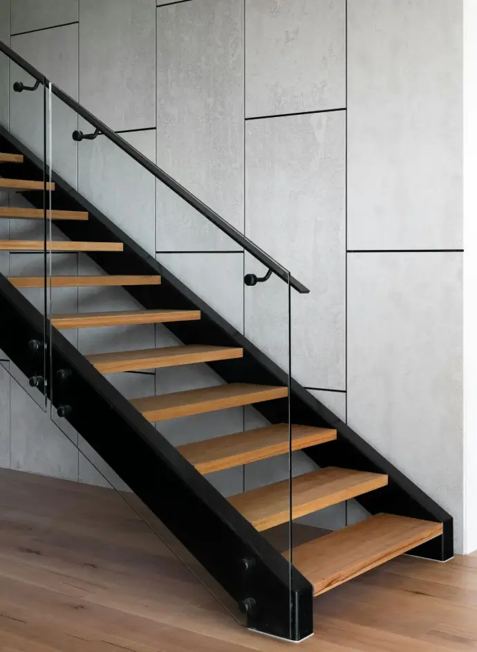 Escada contemporânea em madeira, metal e vidro